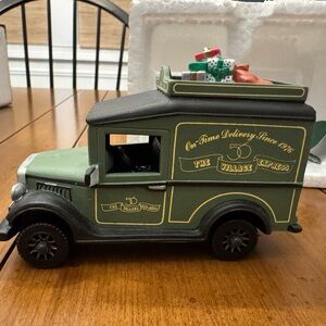 Department 56 Heritae Village Collection “Village Express Van”